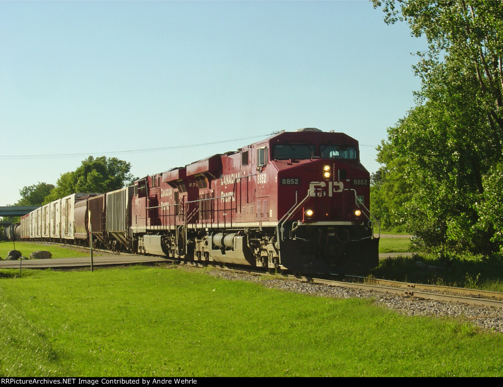 CP 8852 leads the detoured manifest